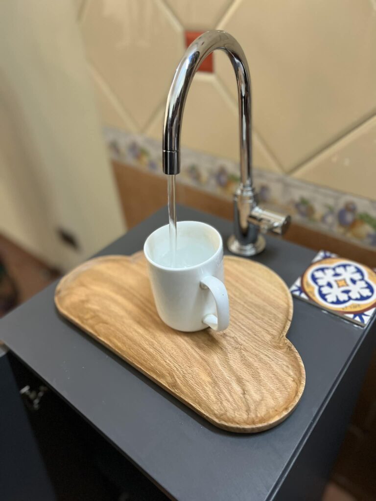 Con người cũng như nước, nhờ yêu thương mà trở nên xinh đẹp hơn